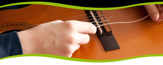 Töpperwein Musik GmbH in Quedlinburg, Gitarre wird repariert