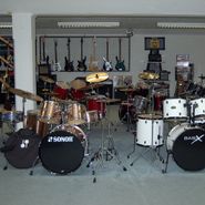 Töpperwein Musik GmbH in Quedlinburg, Verkaufsraum mit Schlagzeugsets
