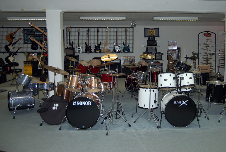 Töpperwein Musik GmbH in Quedlinburg, Verkaufsraum mit Schlagzeugsets