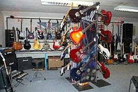 Töpperwein Musik GmbH in Quedlinburg, Gitarren im Verkaufsraum
