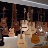 Töpperwein Musik GmbH in Quedlinburg, akustische Gitarren im Verkaufsraum