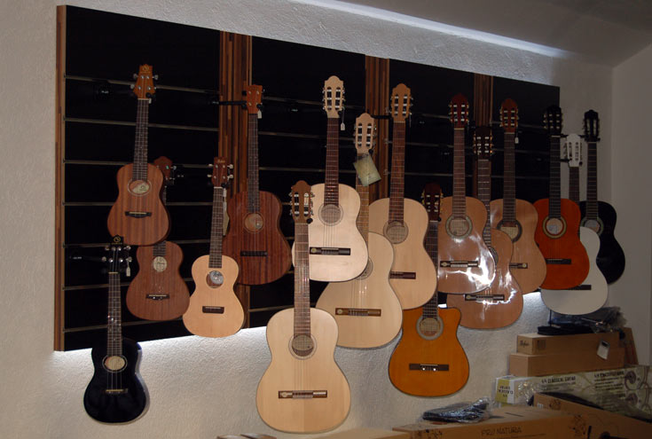 Töpperwein Musik GmbH in Quedlinburg, akustische Gitarren im Verkaufsraum